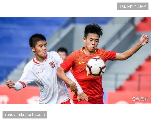 新晋足球天才闪耀赛场,年轻前锋凭速度与技术引关注 新晋足球天才闪耀赛场,年轻前锋凭速度与技术引关注