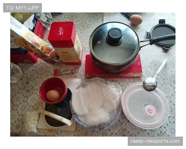 施洋家的冰箱里只放蛋白粉和冰水，连瓶可乐都找不到